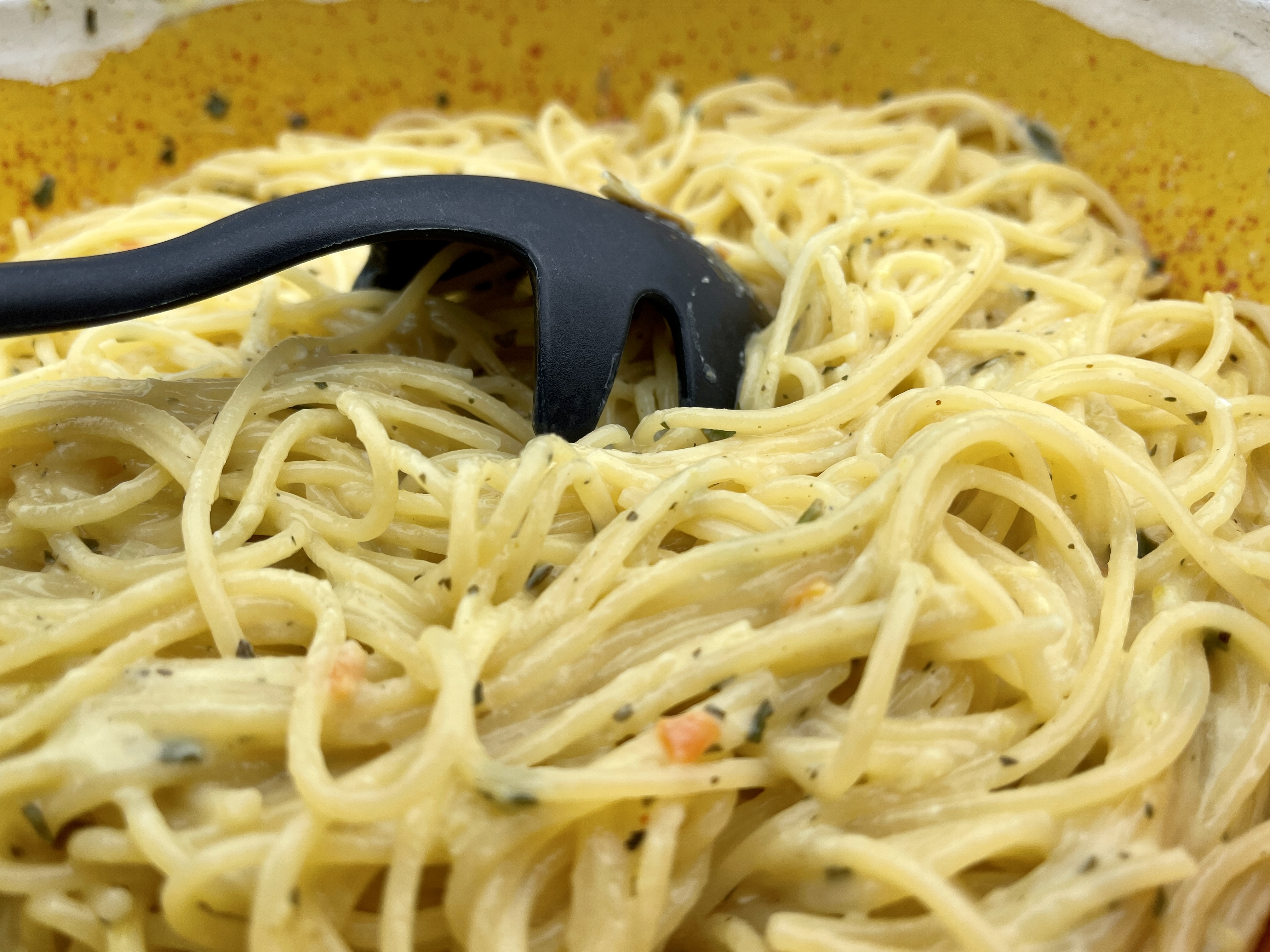 <i>Spaghettini mit</i><i>Zitronensahne</i>